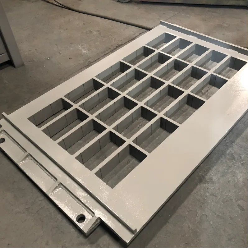 Complete concrete block mould assembly, mould cavity panel